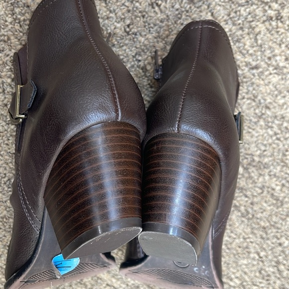 Women’s Size 7.5 M  Ankle Boots heel Bootie Brown Casual - Picture 6 of 9